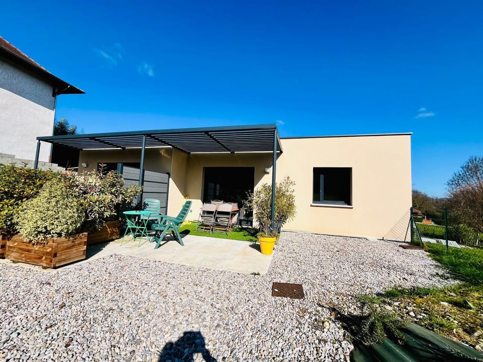 Gîte neuf au calme, RDC, Terrasse, Parking, 2 chambres, Clim Apartment in Auvergne-Rhône-Alpes