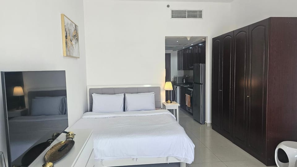 Bed, TV and multimedia, Kitchen or kitchenette, Bedroom, wardrobe