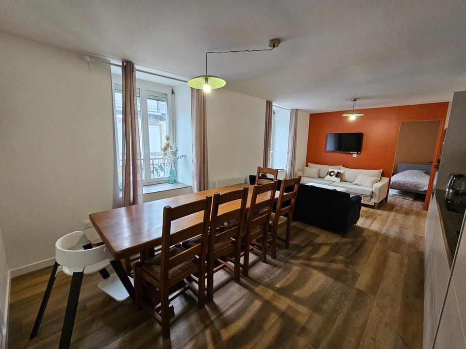 Appartements 4, 5 et 10 personnes rénovés en centre-ville Apartment in Auvergne-Rhône-Alpes