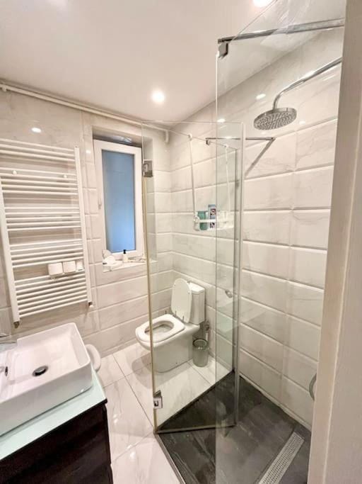 Shower, Toilet