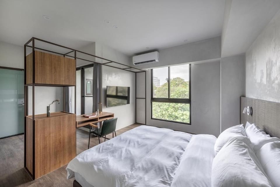 Bed, TV and multimedia, Photo of the whole room, Bedroom