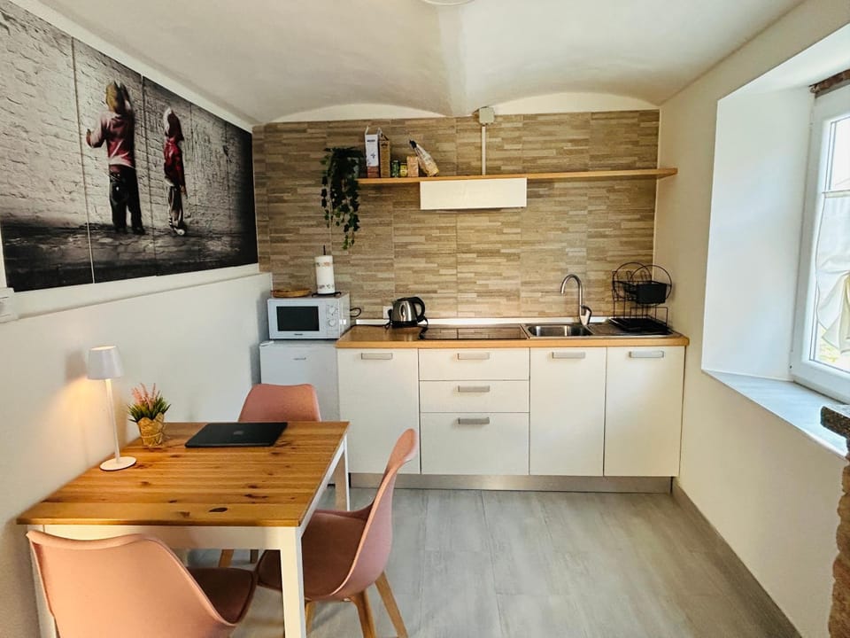 Kitchen or kitchenette, Dining area, stove