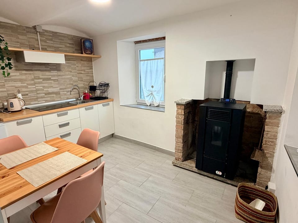 Kitchen or kitchenette, Dining area, fireplace