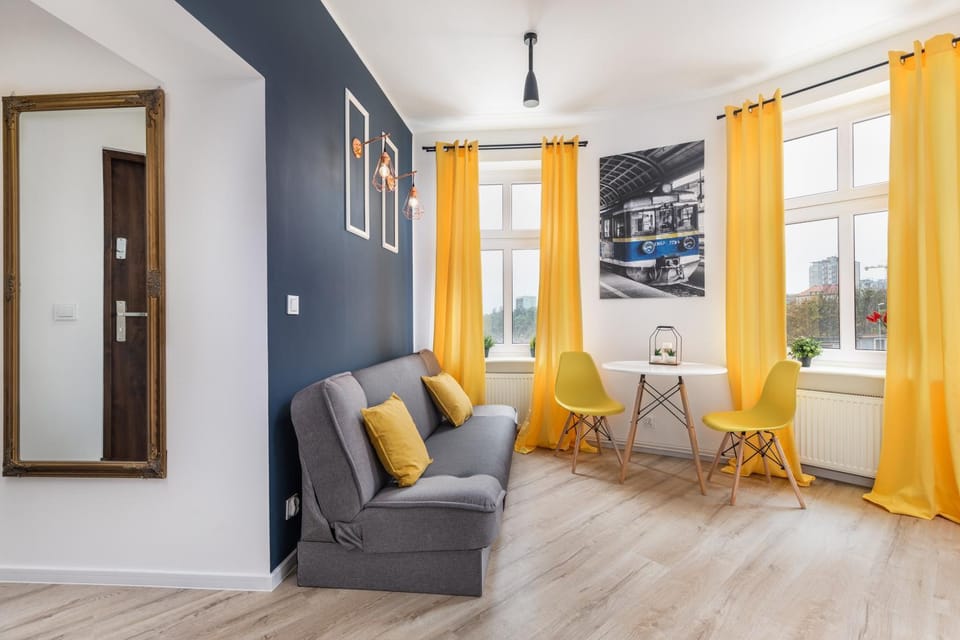 Bed, Photo of the whole room, Seating area, Dining area
