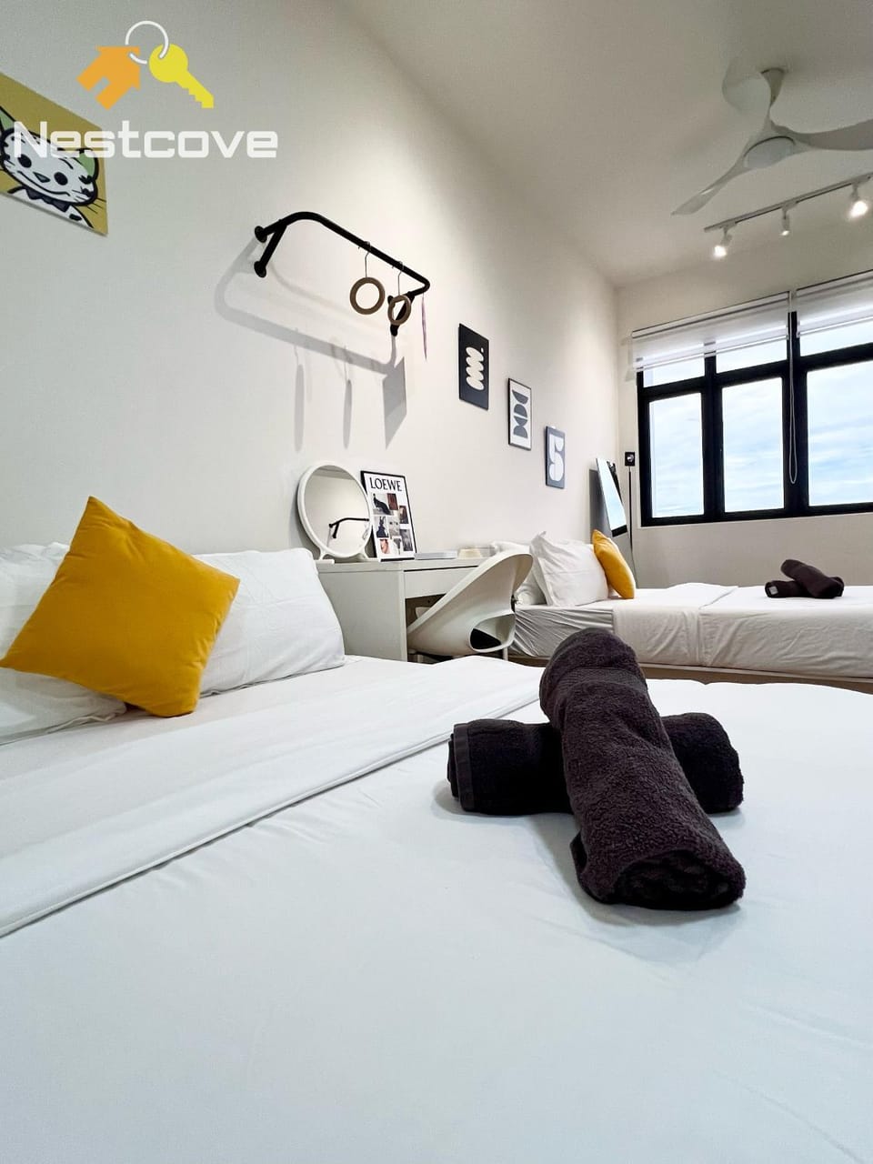 Bed, Photo of the whole room, Bedroom, fireplace, towels