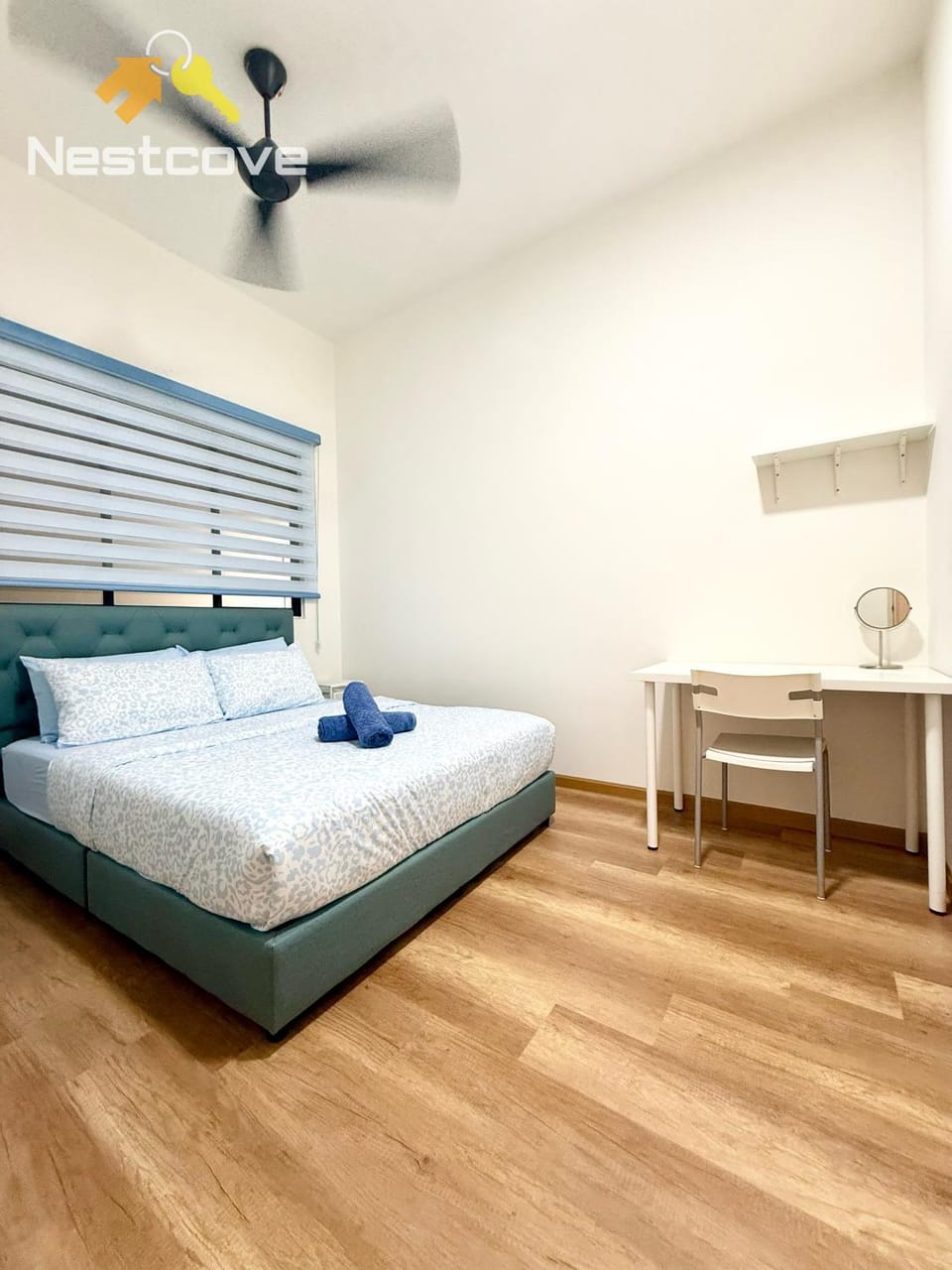 Bed, Photo of the whole room, Bedroom, fireplace, towels
