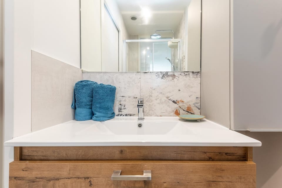 Bathroom, towels