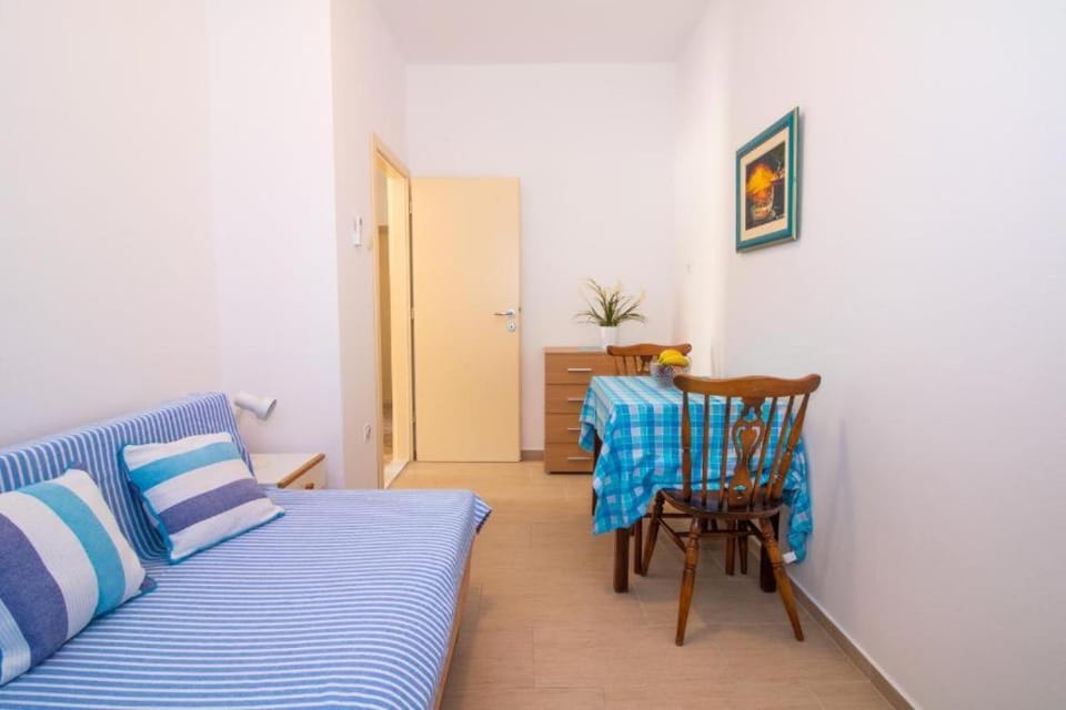 Living room, Seating area, internet