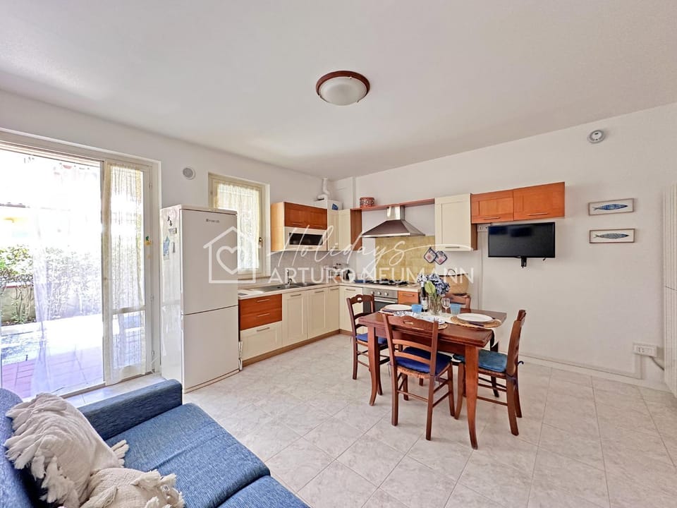 Kitchen or kitchenette, Living room, Seating area, Time of day, stove, kitchen