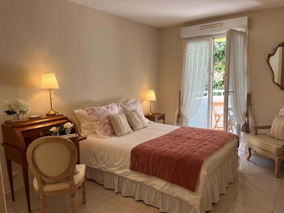 Bed, Photo of the whole room, Seating area, Bedroom