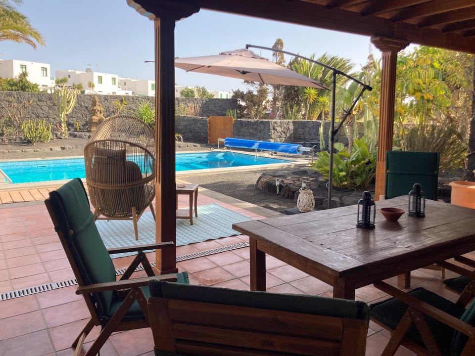 Balcony/Terrace, Dining area, Pool view, Swimming pool, sunbed