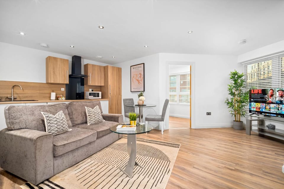 Property building, Kitchen or kitchenette, Seating area, Dining area, oven, stove