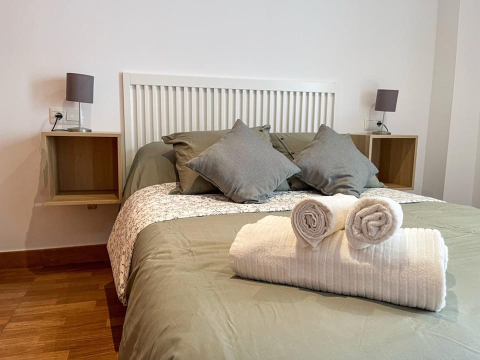 Bed, Photo of the whole room, Bedroom, towels