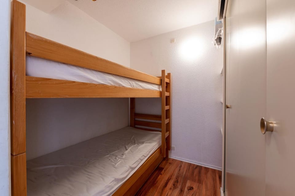Bedroom, bunk bed