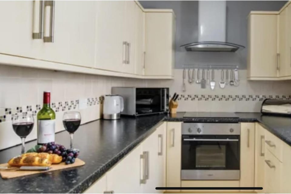 2Bed Maisonette-Sleeps 4-Balcony Sea views Wifi Apartment in Seahouses