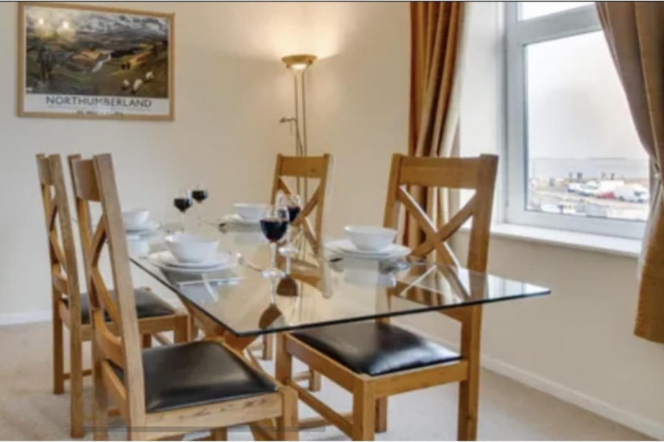 2Bed Maisonette-Sleeps 4-Balcony Sea views Wifi Apartment in Seahouses