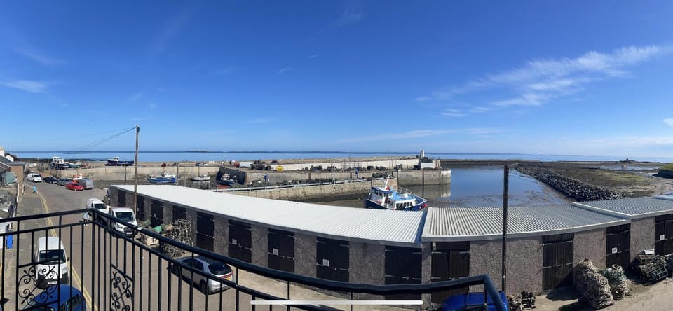 Property building, Day, Neighbourhood, Natural landscape, Sea view, Parking