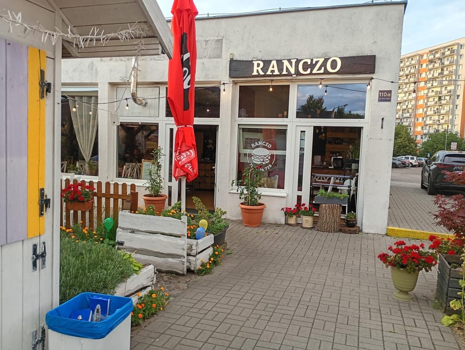 Restaurant/places to eat, Neighbourhood