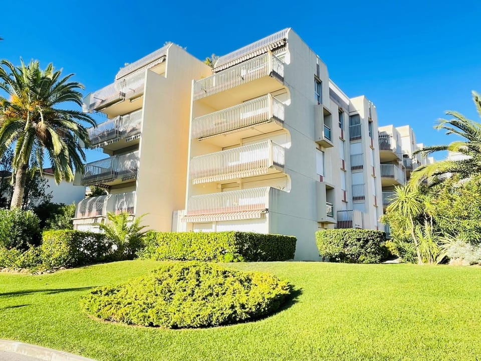 Appartement -piscine- proche bord de mer et centre Apartment in Saint-Raphael