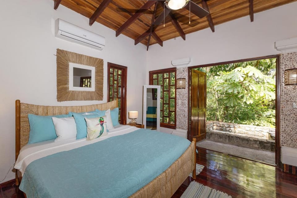 Restful Casa Quetzal Rainforest Retreat Villa in Quepos