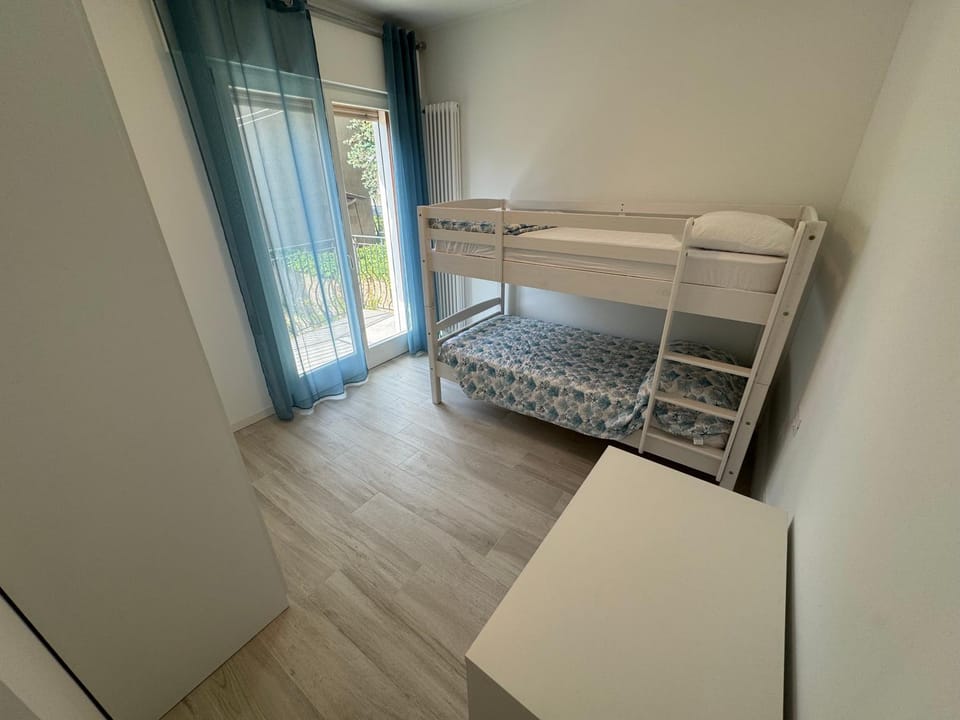 Bedroom, bunk bed