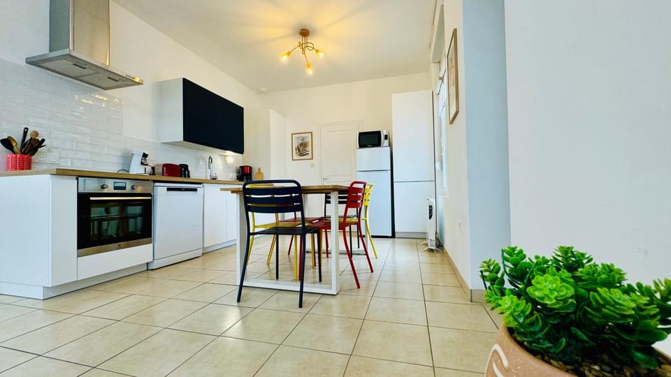 Kitchen or kitchenette, Dining area, dishwasher, oven, pet friendly, stove