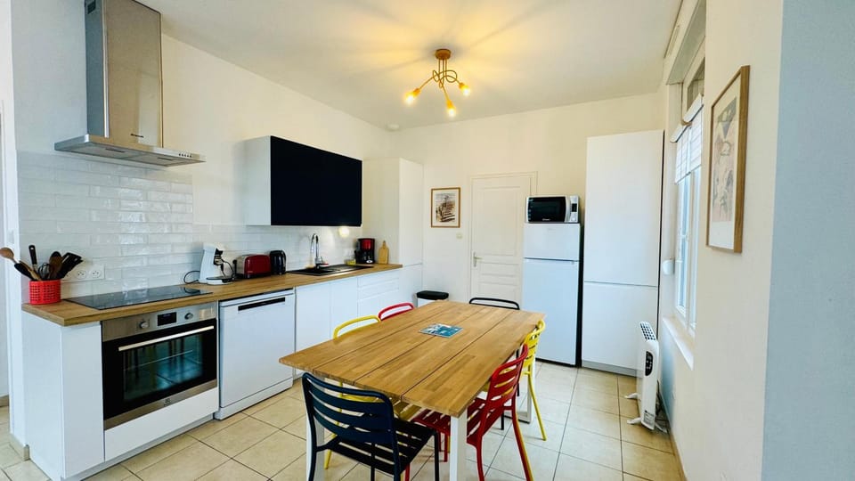 Kitchen or kitchenette, Dining area, dishwasher, oven, pet friendly, stove, toaster