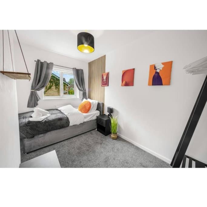 Manchester City Centre House, perfect for long stays! Parking, Wifi, Outdoor space House in Salford