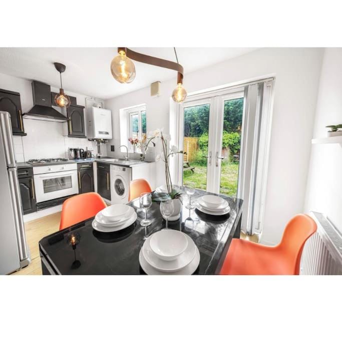 Manchester City Centre House, perfect for long stays! Parking, Wifi, Outdoor space House in Salford