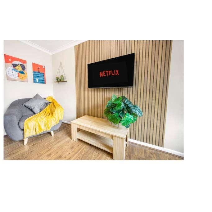 Manchester City Centre House, perfect for long stays! Parking, Wifi, Outdoor space House in Salford