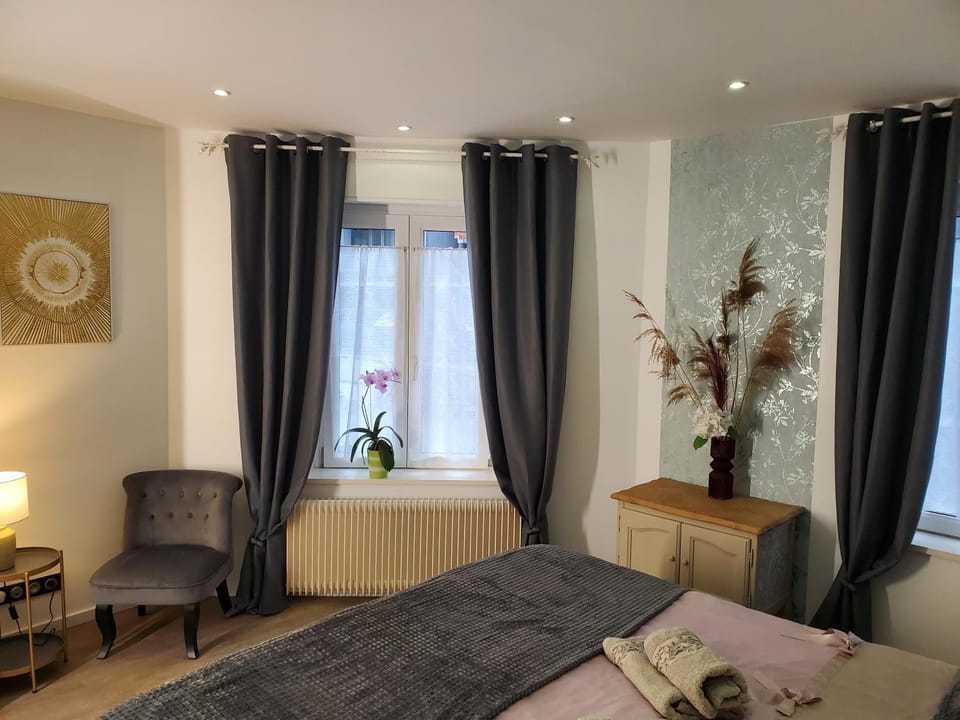 Bed, Photo of the whole room, Decorative detail, Bedroom, wardrobe