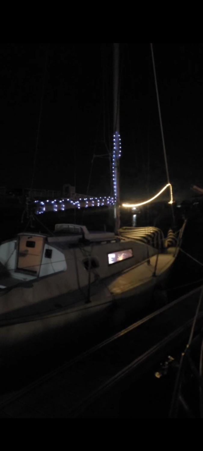 Veleiro Cozy Vintage Docked boat in Lisbon