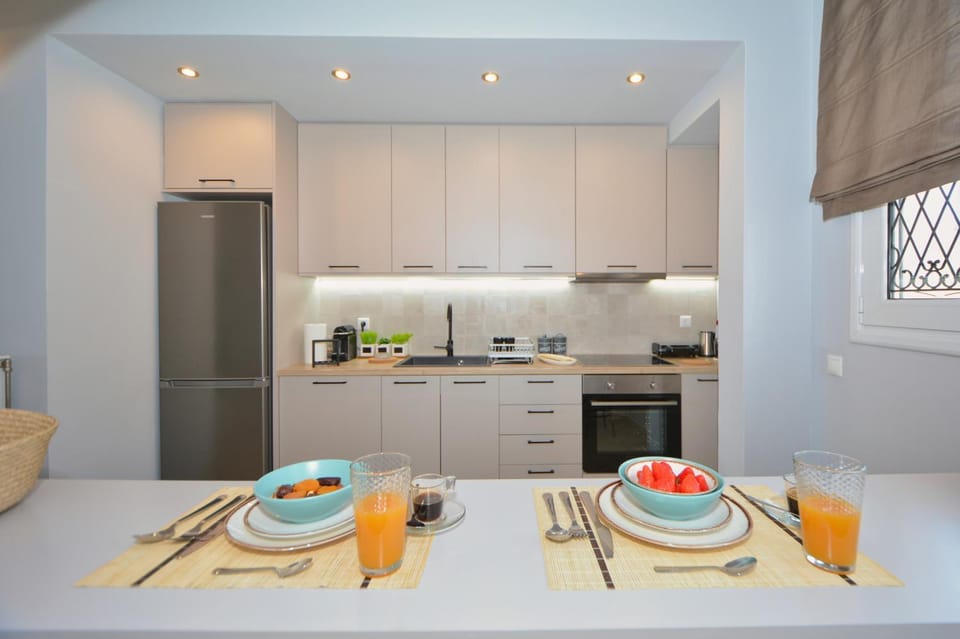 Kitchen or kitchenette, Food and drinks, Dining area, Food