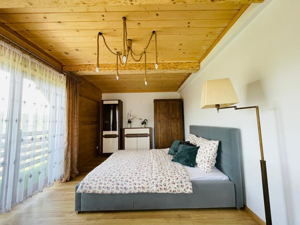 Bed, Photo of the whole room, Seating area, Bedroom