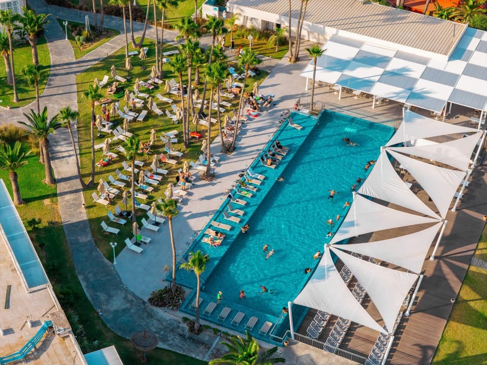 Swimming pool, sunbed