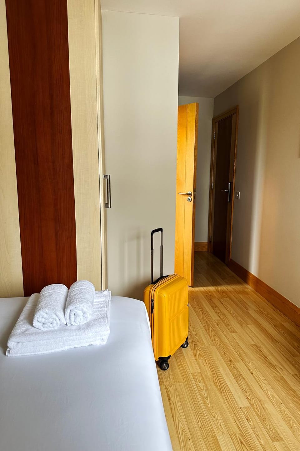 Photo of the whole room, Bedroom, wardrobe