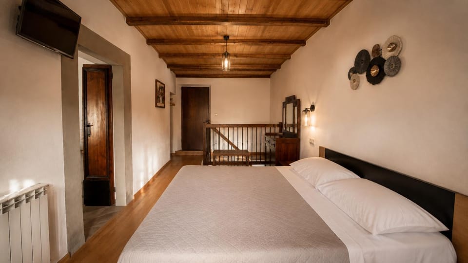 Bed, TV and multimedia, Photo of the whole room, Bedroom