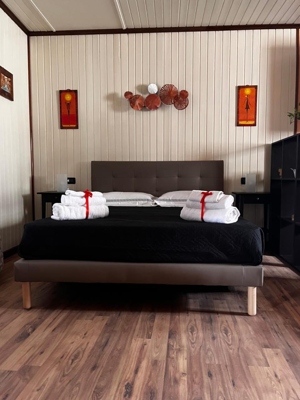 Bed, Bedroom, towels