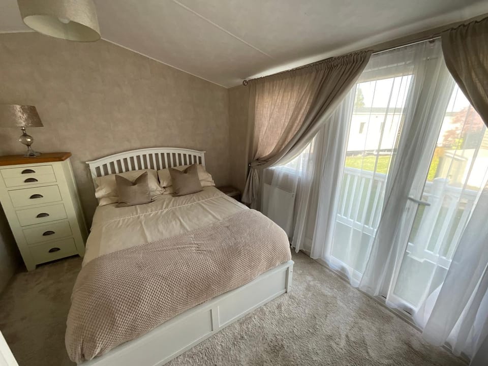 Bed, View (from property/room), View (from property/room), Photo of the whole room, Decorative detail, Bedroom, wardrobe