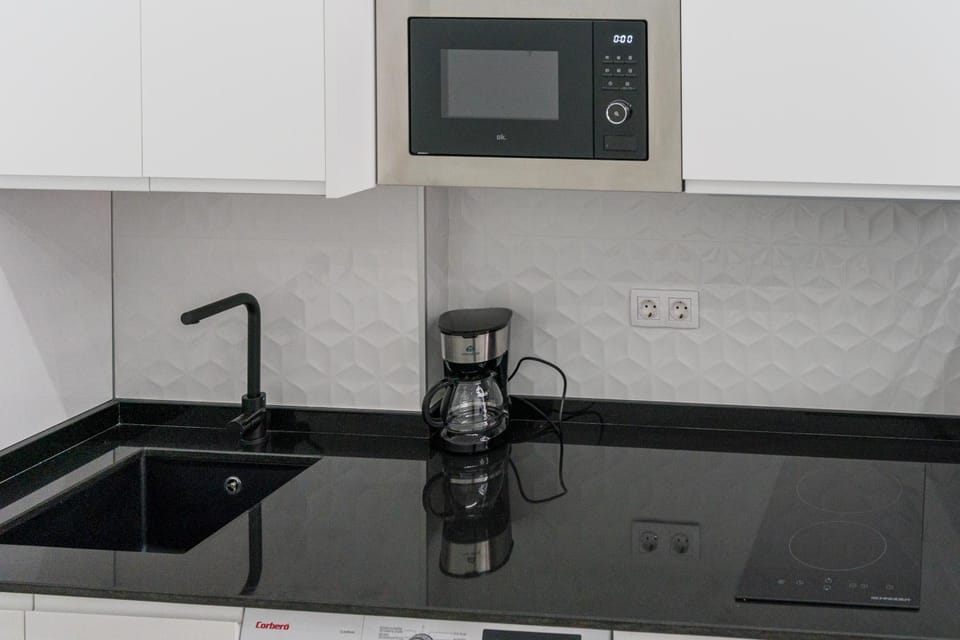 Coffee/tea facilities, Kitchen or kitchenette, stove