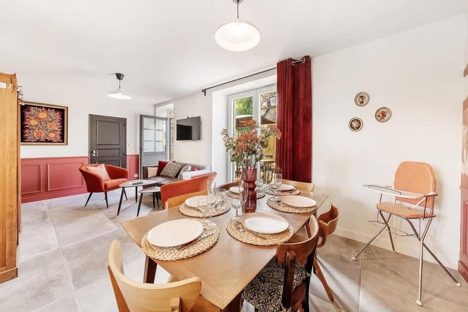 TV and multimedia, Living room, Seating area, Dining area