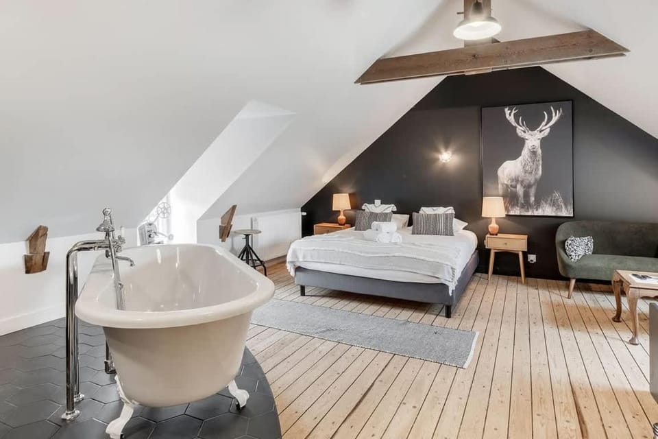 Bed, Bathroom, Photo of the whole room, Bedroom, Bath, towels