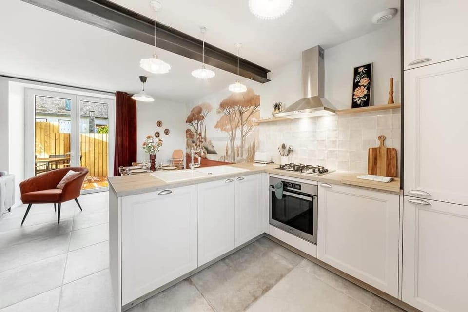 Kitchen or kitchenette, Dining area, oven, stove