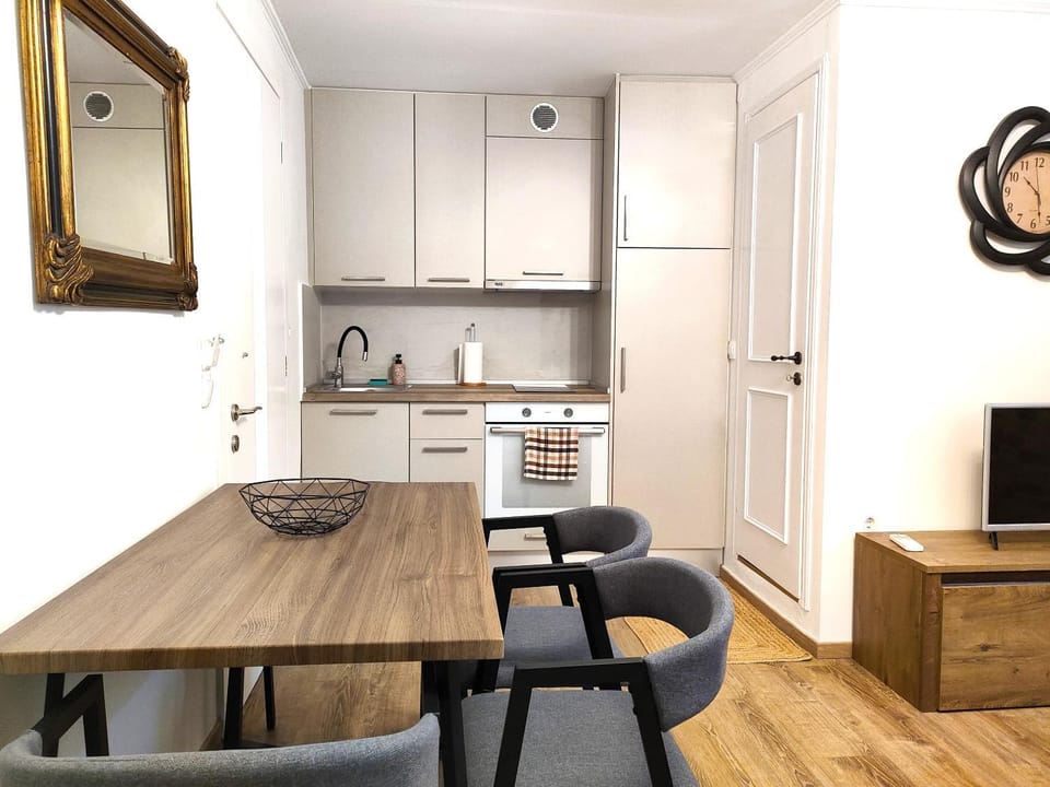 Kitchen or kitchenette, Dining area, oven, stove