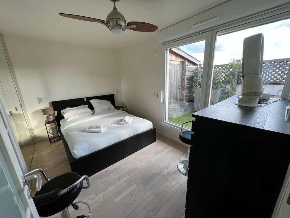 Bedroom, Garden view