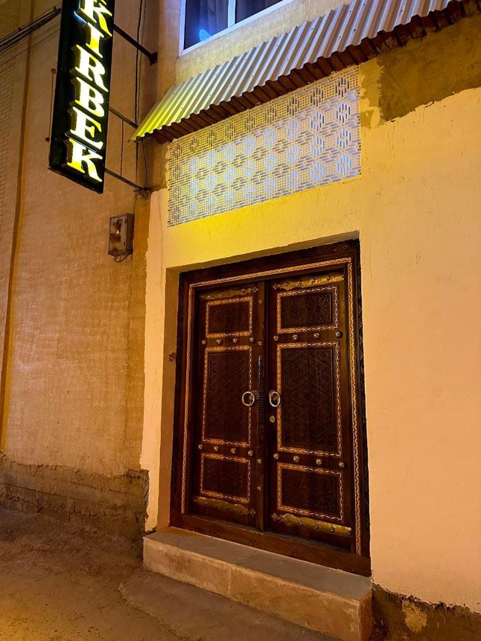 Property building, Facade/entrance, Night