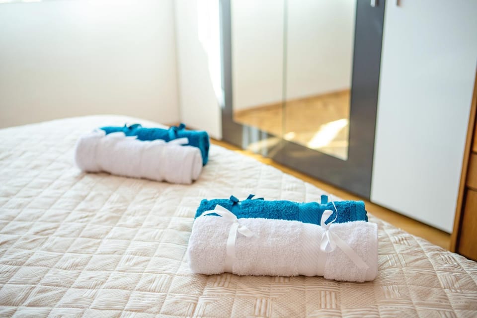 Bed, Photo of the whole room, Bedroom, towels