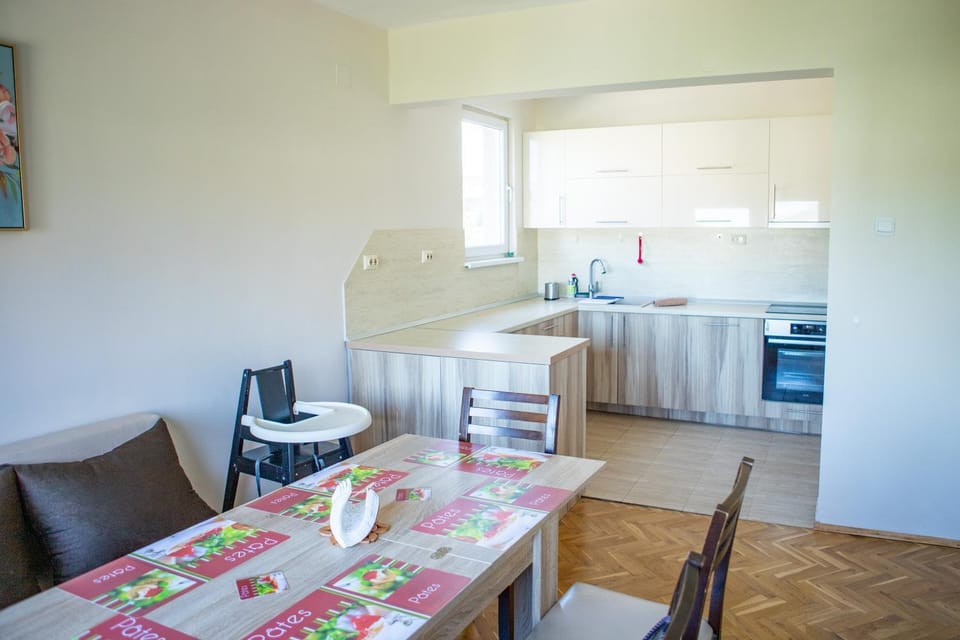 Kitchen or kitchenette, Dining area, oven, pet friendly, stove