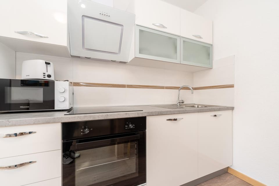 Kitchen or kitchenette, dishwasher, toaster