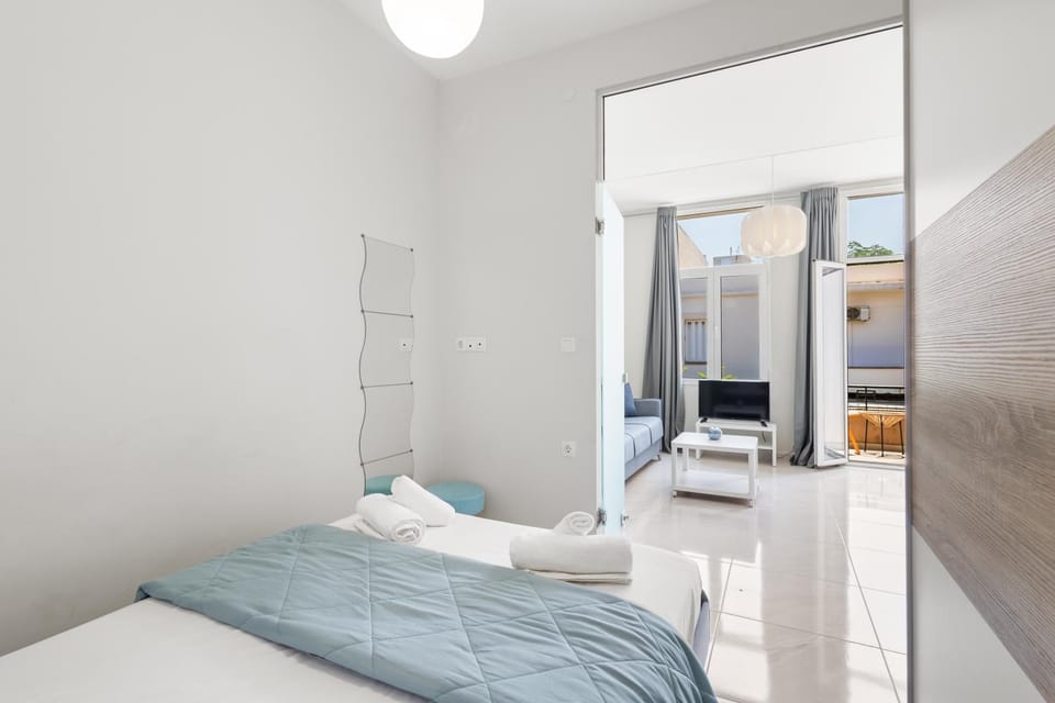 Bed, TV and multimedia, towels